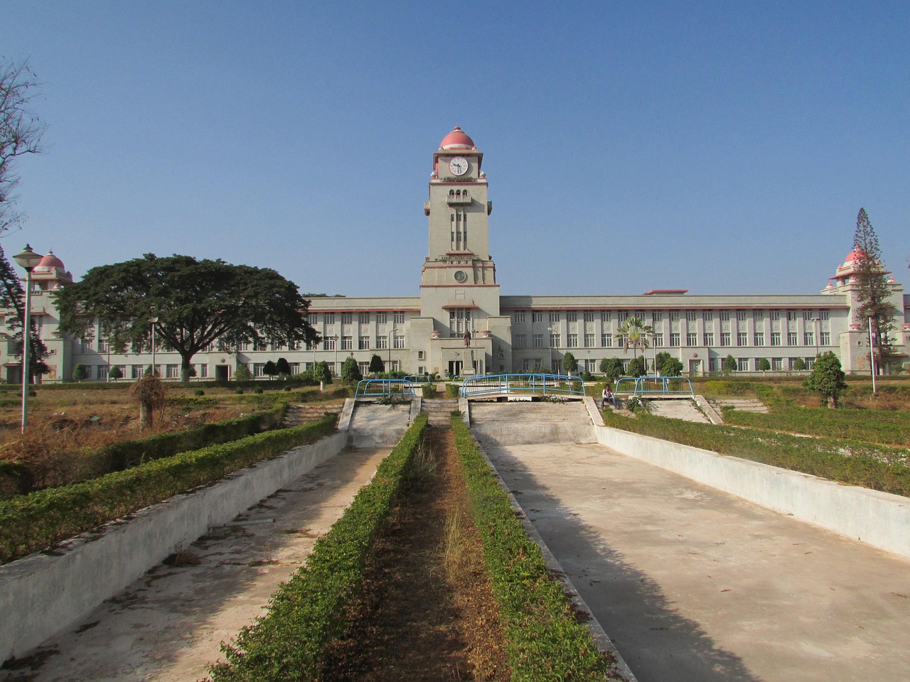 兰州工商学院抗击疫情照片（兰州工商学院校园图片）